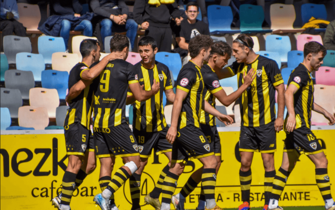 Álex Valiño celebra el gol con sus compañeros del Barakaldo (FOTO: @BarakaldoCF).