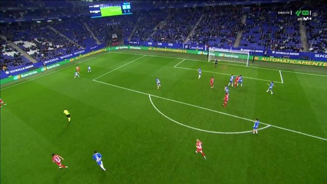 La acción de Fernando Calero con Cristhian Stuani en el Espanyol-Girona (Foto: EFE).