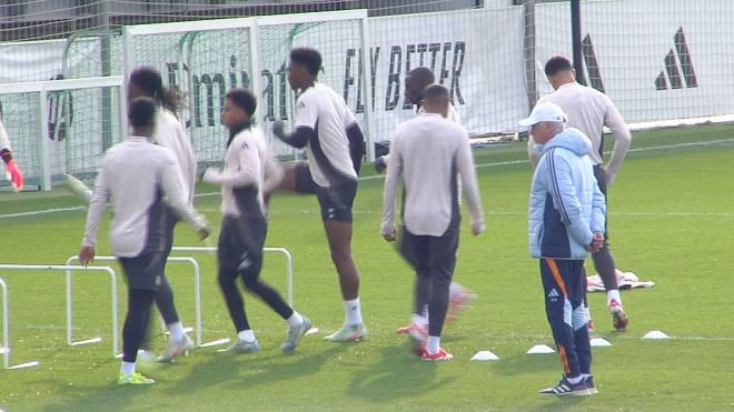 Carlo Ancelotti mira a sus jugadores en el entrenamiento del Real Madrid.