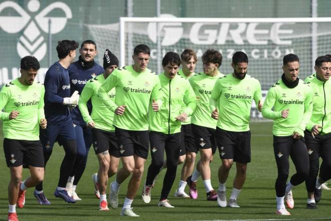 Los jugadores del Real Betis, en el entrenamiento de este martes (Foto: Kiko Hurtado).