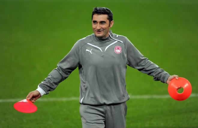 Ernesto Valverde, durante su etapa como entrenador de Olympiacos.