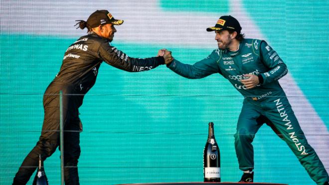 Fernando Alonso y Lewis Hamilton dándose la mano (Cordon Press)