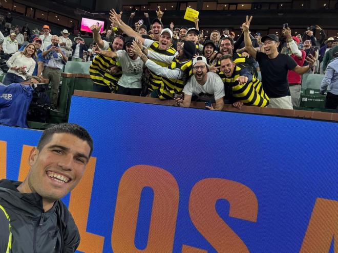 El selfie de Carlos Alcaraz con los aficionados disfrazados de abeja