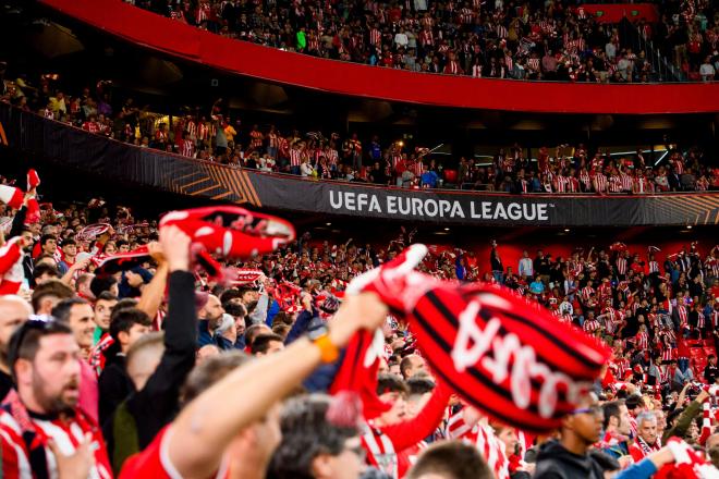 Ambientazo en la grada de San Mamés en el partido ante la AS Roma de la UEFA Europa League (Foto: Athletic Club).