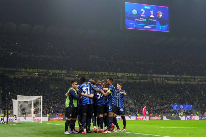 Hakan Çalhanoglu celebra su gol en el Inter-Feyenoord (Foto: Cordon Press).