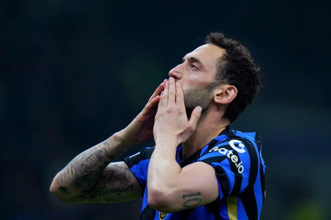 Hakan Çalhanoglu celebra su gol en el Inter-Feyenoord (Foto: Cordon Press).