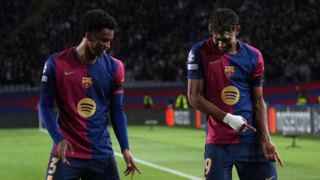 Lamine Yamal y Alejandro Balde bailando tras el gol ante el Benfica (Cordon Press)