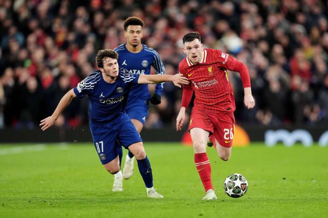 Andrew Robertson conduce delante de Joao Neves en el Liverpool-PSG (Foto: Cordon Press).