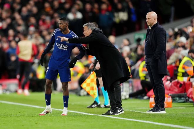 Luis Enrique da instrucciones a Ousmane Dembélé en el Liverpool-PSG (Foto: Cordon Press).