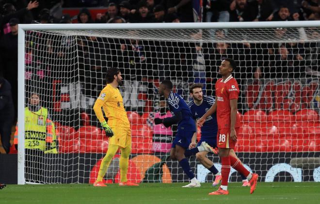 Ousmane Dembélé celebra su gol en el Liverpool-PSG (Foto: Cordon Press).