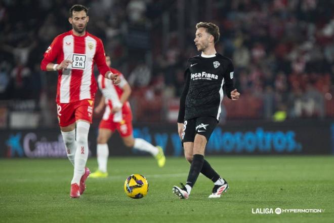 Marc Aguado da un pase durante el Almería-Elche (Foto: LALIGA).