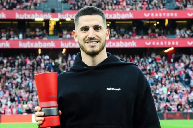 Un sonriente Oihan Sancet recoge su trofeo ante San Mamés (Foto: Athletic Club).