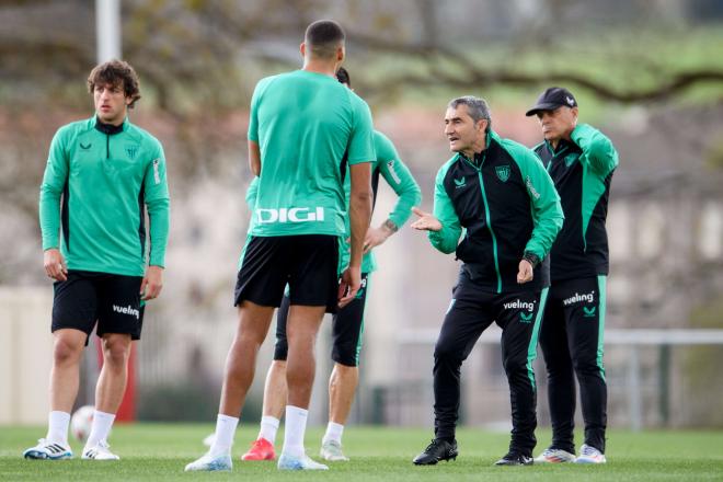 Arenga de Ernesto Valverde a sus jugadores en Lezama (Foto: Athletic Club).