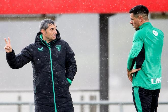 Ernesto Valverde habla con Yuri Berchiche en Lezama (Foto: Athletic Club).