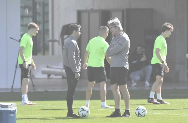 Manuel Pellegrini, durante la sesión del martes (Foto: Kiko Hurtado).