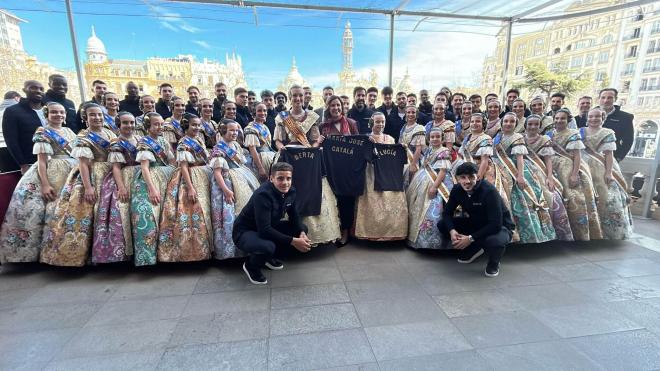 Los jugadores del Valencia, en una mascletà (FOTO: David Torres).