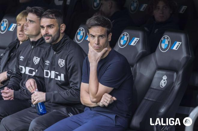 Iñigo Pérez, en el banquillo del Santiago Bernabéu (Foto: LALIGA).