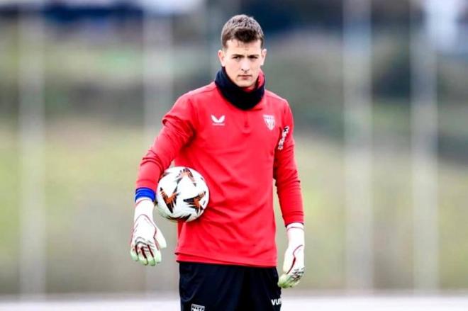 El guardameta Julen Agirrezabala entrenando en Lezama (Foto: Athletic Club).