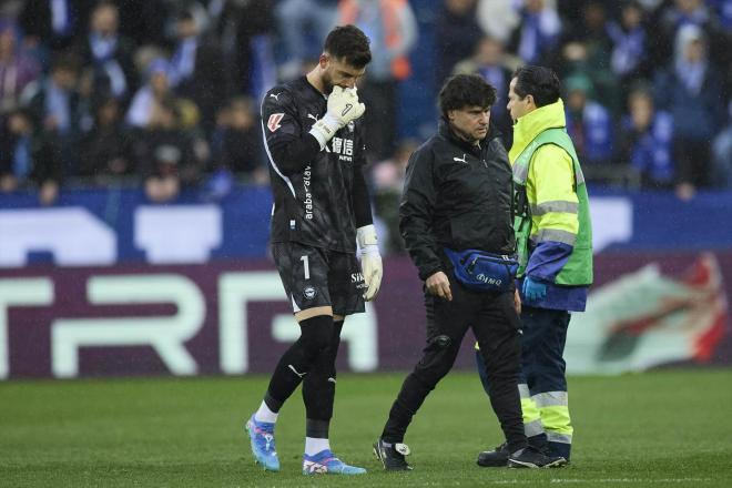 Antonio Sivera, dolido tras el golpe sufrido en el Alavés-Villarreal (Foto: Europa Press).