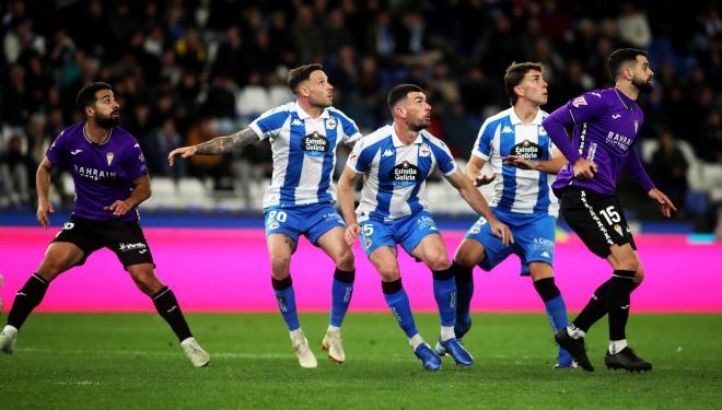 Los jugadores del Deportivo defienden un balón parado ante el Córdoba (Foto: LALIGA).