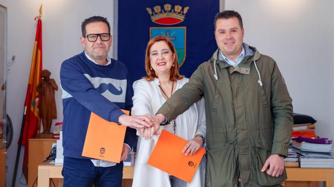 Firma del acuerdo entre el Valencia y el Ayuntamiento de Sedaví (Foto: VCF).