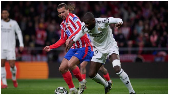 Antoine Griezmann frente a Mendy en el Atlético-Real Madrid (cordon Press).