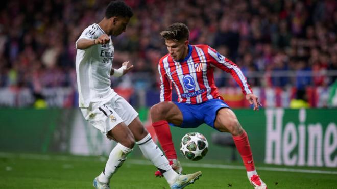 Giuliano, ante Jude Bellingham en el Atlético-Real Madrid