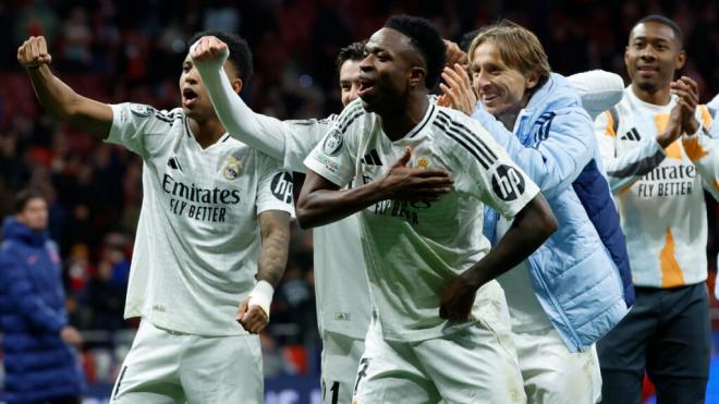 Los jugadores del Real Madrid celebran el pase a cuartos de Champions (foto: EFE).