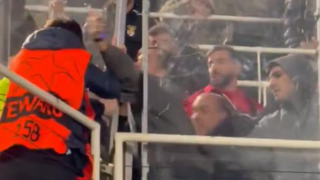 Aficionados del Benfica contra la seguridad del Barcelona (redes sociales)