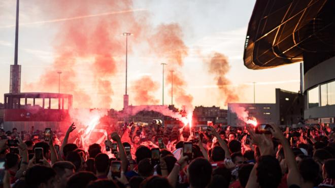 Aficionados del Atlético de Madrid en la previa de un derbi (Europa Press)