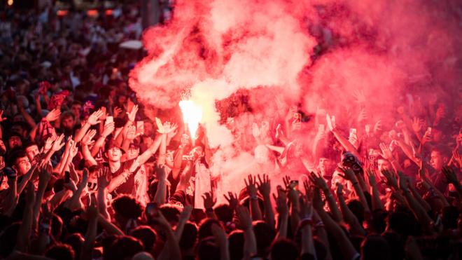 Aficionados del Atlético de Madrid en la previa de un derbi (Europa Press)