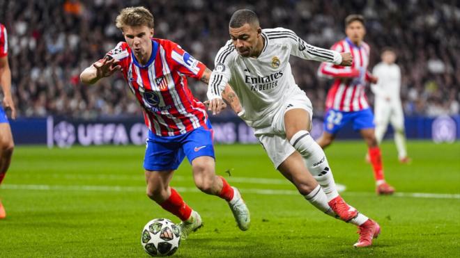 Pablo Barrios y Kylian Mbappé en el derbi del Bernabéu (Foto: Europa Press)