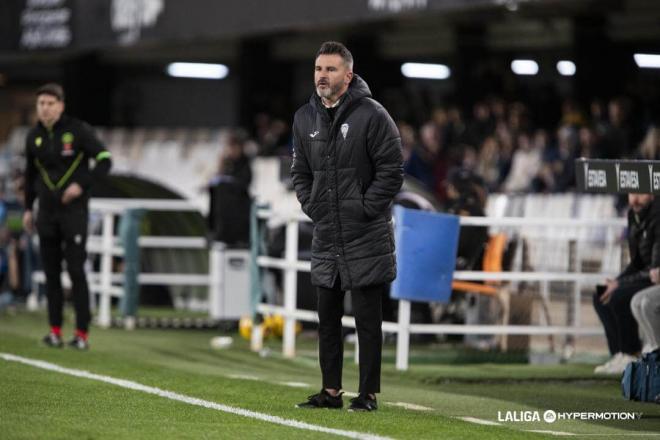 Iván Ania da indicaciones durante un partido del Córdoba (Foto: LALIGA).