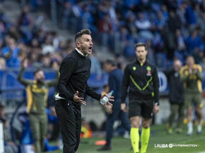 Iván Ania da indicaciones durante un partido del Córdoba (Foto: LALIGA).