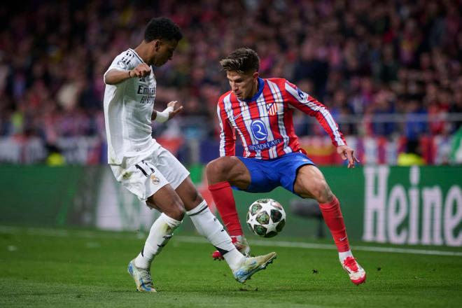 Rodrygo y Giuliano Simeone, en el Atlético-Real Madrid (FOTO: Cordón Press).