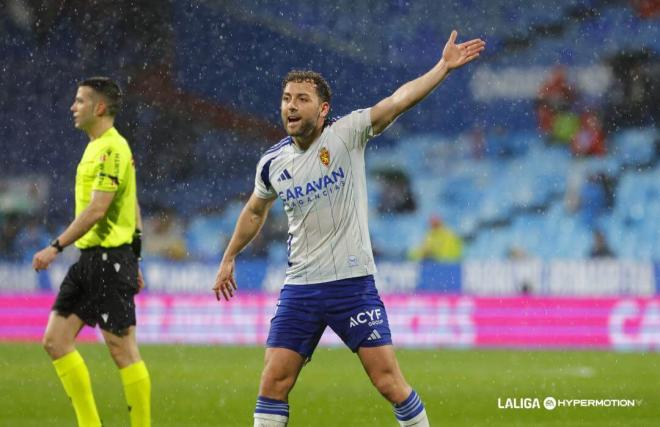 Keidi Bare da instrucciones durante un partido del Real Zaragoza (Foto: LALIGA).