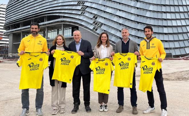 El presidente, Fernando Roig; los capitanes del primer equipo Raúl Albiol y Dani Parejo; junto a V