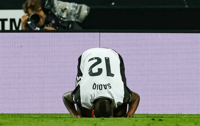 Sadiq celebra un gol en Mestalla