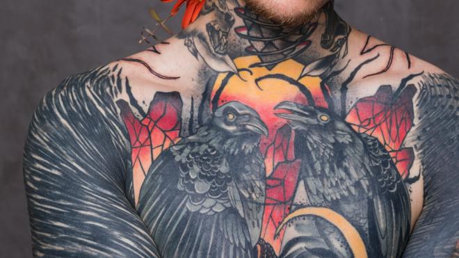 Pecho de un hombre tatuado en negro y color (Foto: Freepik)