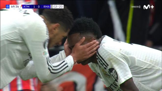 Bellingham consolando a Vinicius tras fallar el penalti (Captura Movistar)