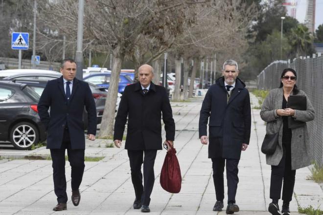 Del Nido Benavente, junto a su hijo y Enrique de la Cerda a la llegada al juzgado (Foto: Kiko Hurta