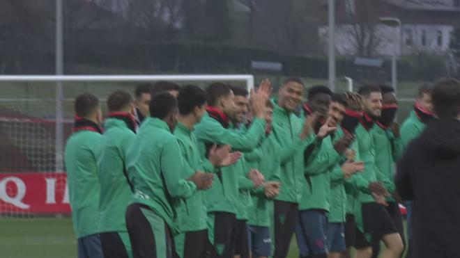 La afición del Athletic anima en Lezama a los jugadores antes del partido contra la Roma