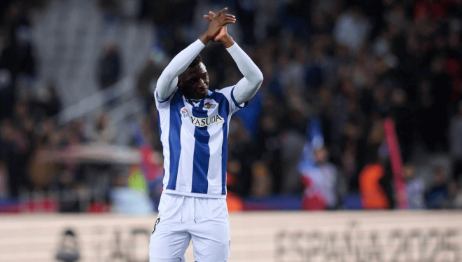 Hamari Traoré saluda a la afición de la Real Sociedad (Foto: Cordon Press).