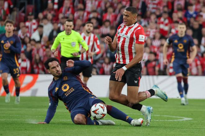 Maroan Sannadi provocaba la expulsión de Mats Hummels en el Athletic Club - AS Roma (Foto: EFE).