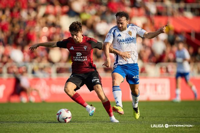 Keidi Bare presiona a Joel Roca en el Mirandés - Zaragoza (Foto: LALIGA).