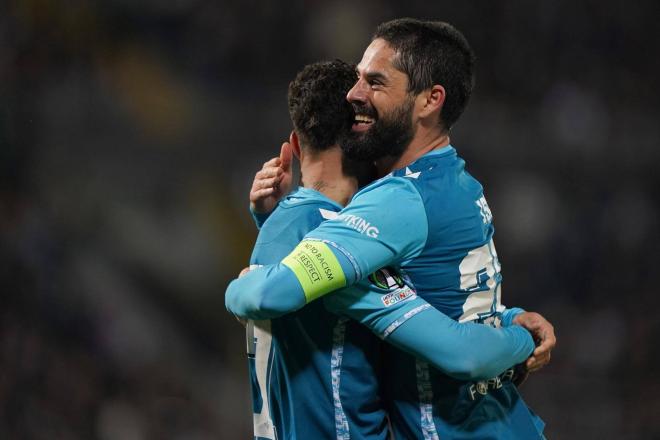 Isco Alarcón, celebrando su gol ante el Vitoria Guimaraes con Antony (Foto: EFE).