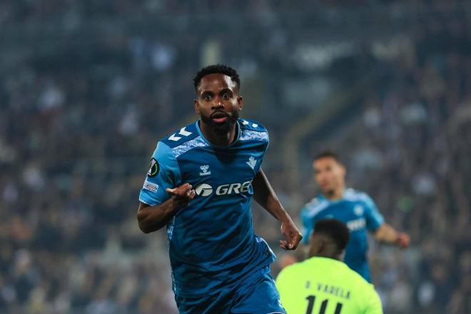 Cedric Bakambu, celebrando uno de sus goles ante el Vitoria Guimaraes (Foto: EFE).