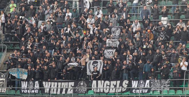 Ultras del Vitoria de Guimaraes, en el Benito Villamarín (Foto: Cordon Press).