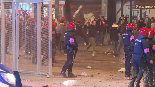 Cargas policiales tras el partido entre el Athletic y la Roma