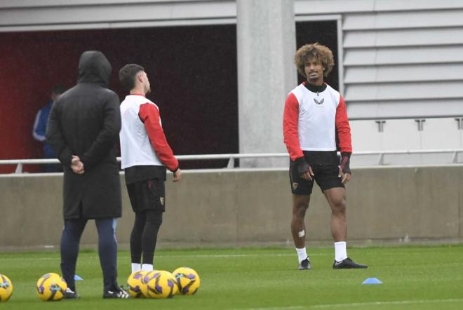 Loïc Badé, en el entrenamiento del Sevilla de este jueves (Foto: Kiko Hurtado).